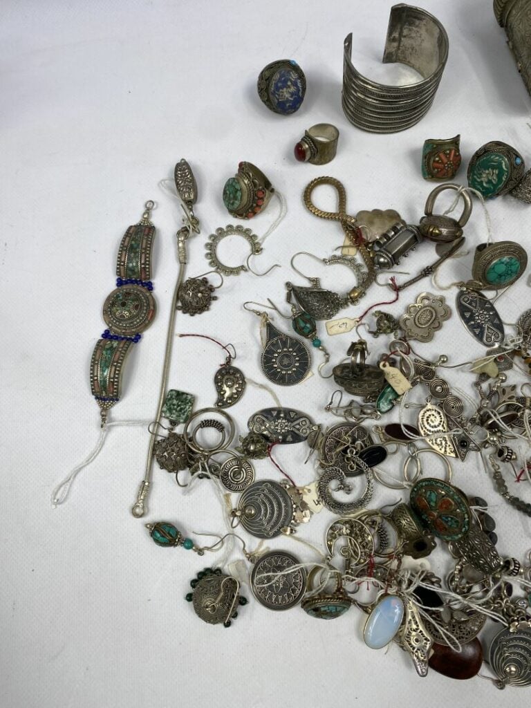 Fort lot de bijoux fantaisie en métal argenté ou bas titre comprenant des colli…