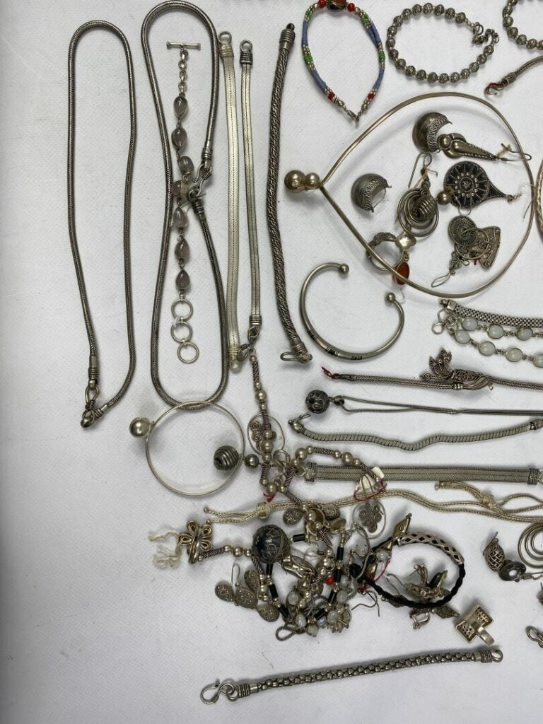Fort lot de bijoux fantaisie en métal argenté ou bas titre comprenant des colli…