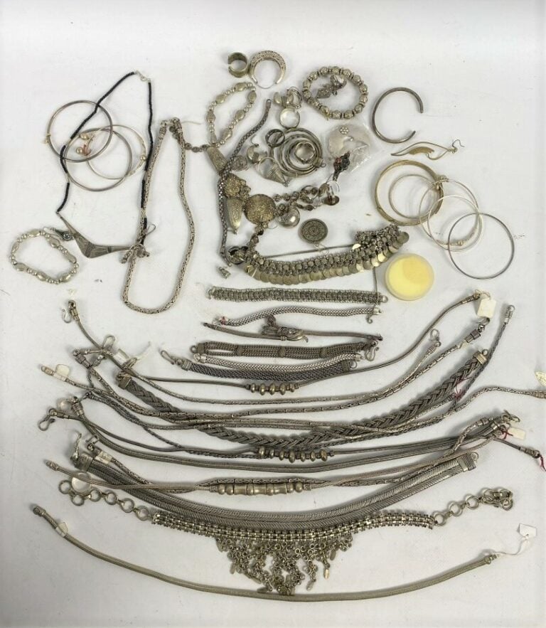 Fort lot de bijoux fantaisie en métal argenté ou bas titre comprenant des colli…