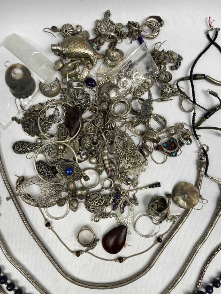 Fort lot de bijoux fantaisie en métal argenté ou bas titre comprenant des colli…