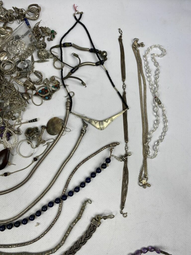 Fort lot de bijoux fantaisie en métal argenté ou bas titre comprenant des colli…