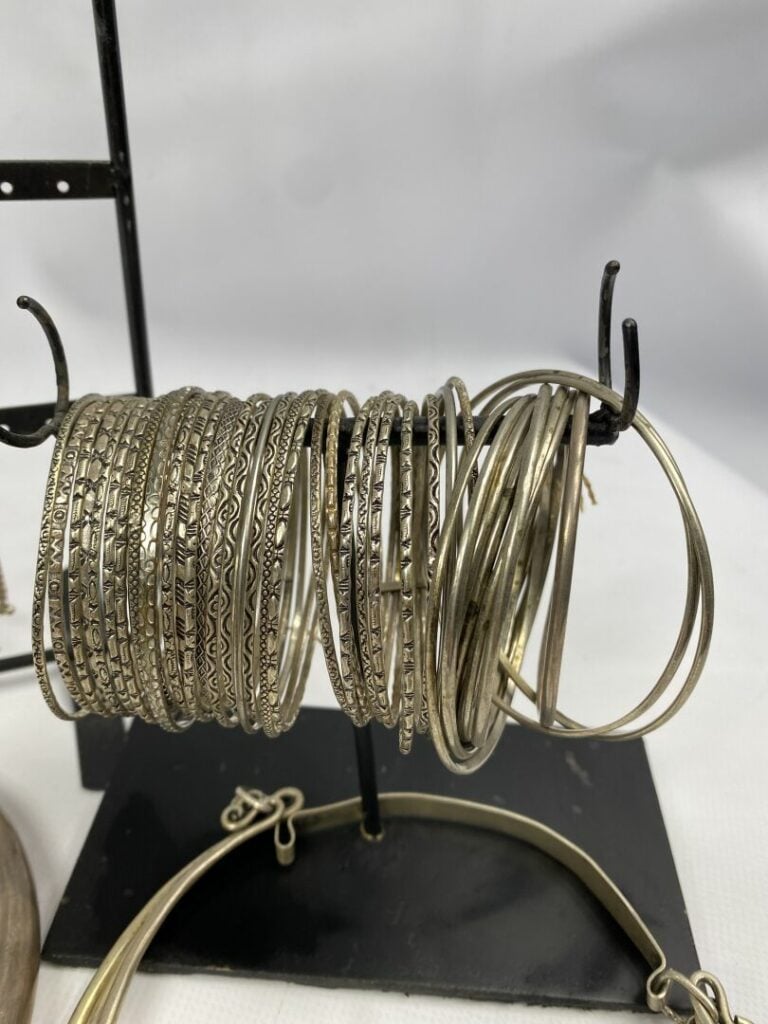 Fort lot de bijoux fantaisie en métal argenté ou bas titre comprenant des colli…