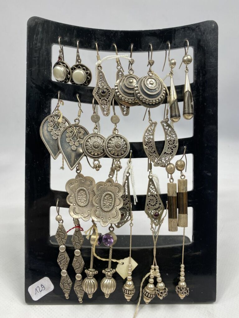 Fort lot de bijoux fantaisie en métal argenté ou bas titre comprenant des penda…