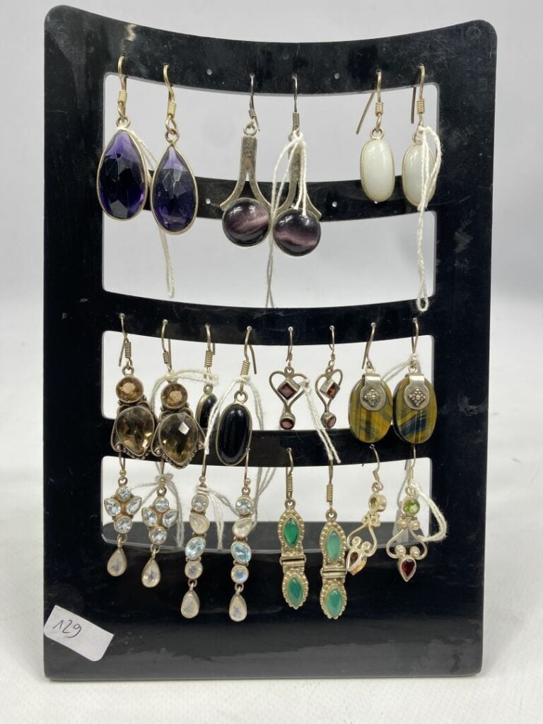 Fort lot de bijoux fantaisie en métal argenté ou bas titre comprenant des penda…