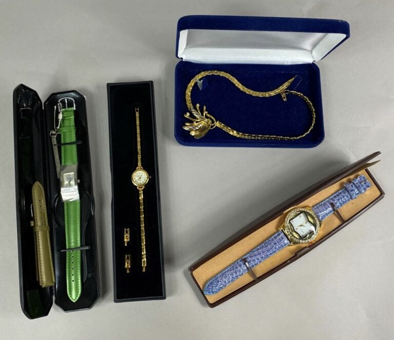 Fort lot de bijoux fantaisie en métal et pierres d'imitation dont colliers, bou…