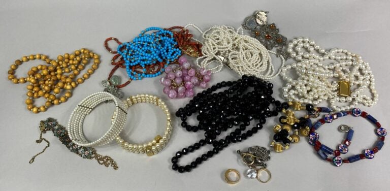 Fort lot de bijoux fantaisie en métal, pierres de couleur et perles fantaisie d…