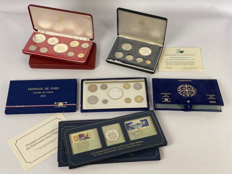 Fort lot de coffrets de pièces Monnaie de Paris (fleur de coin, 1976, 1980) et…