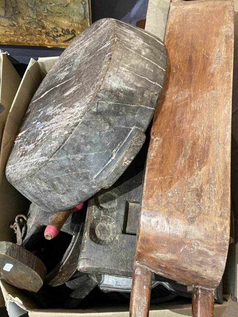 Fort lot de coupes, bols, boites à épices, plats et divers élements en bois scu…