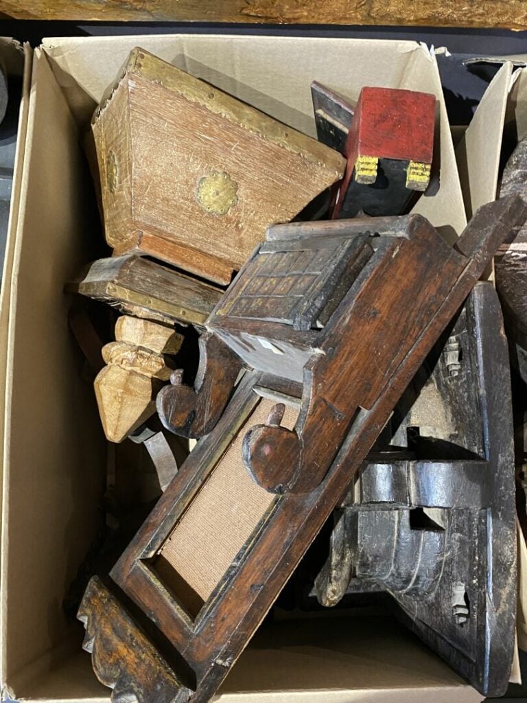 Fort lot de coupes, bols, boites à épices, plats et divers élements en bois scu…