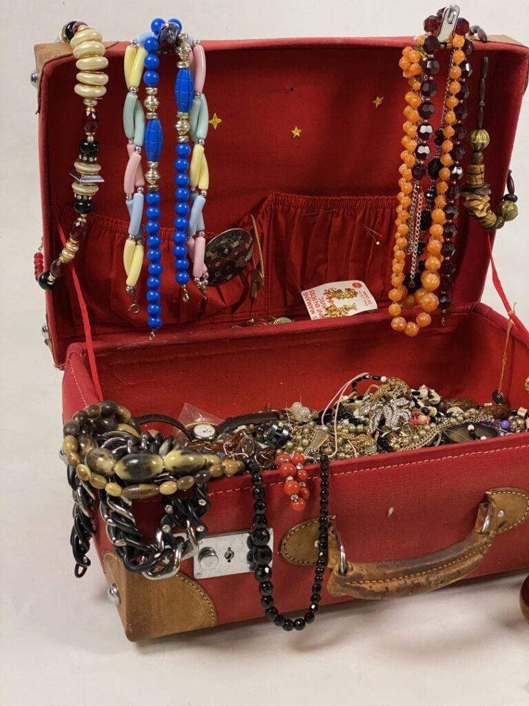 Fort lot de divers bijoux fantaisie en métal et composition dont colliers, brac…