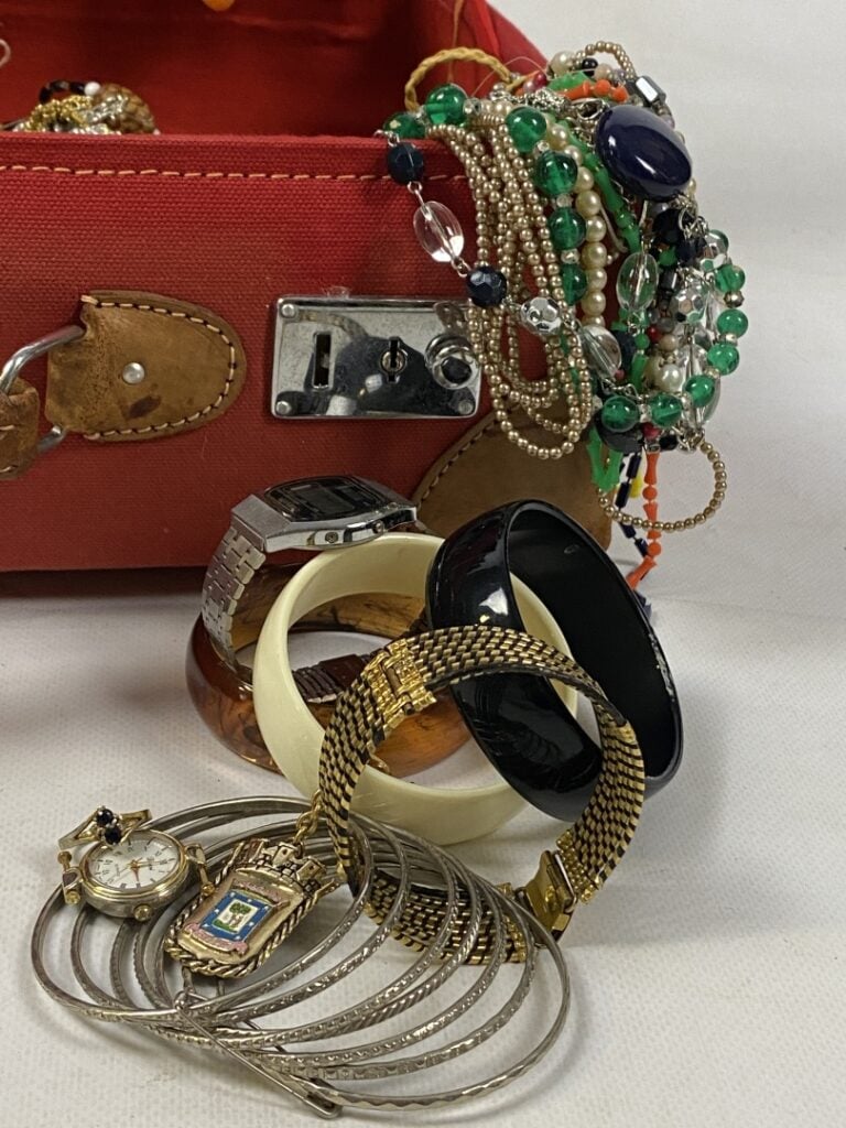 Fort lot de divers bijoux fantaisie en métal et composition dont colliers, brac…