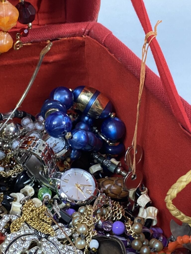 Fort lot de divers bijoux fantaisie en métal et composition dont colliers, brac…