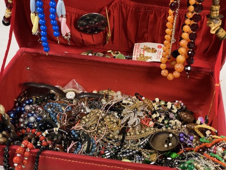 Fort lot de divers bijoux fantaisie en métal et composition dont colliers, brac…