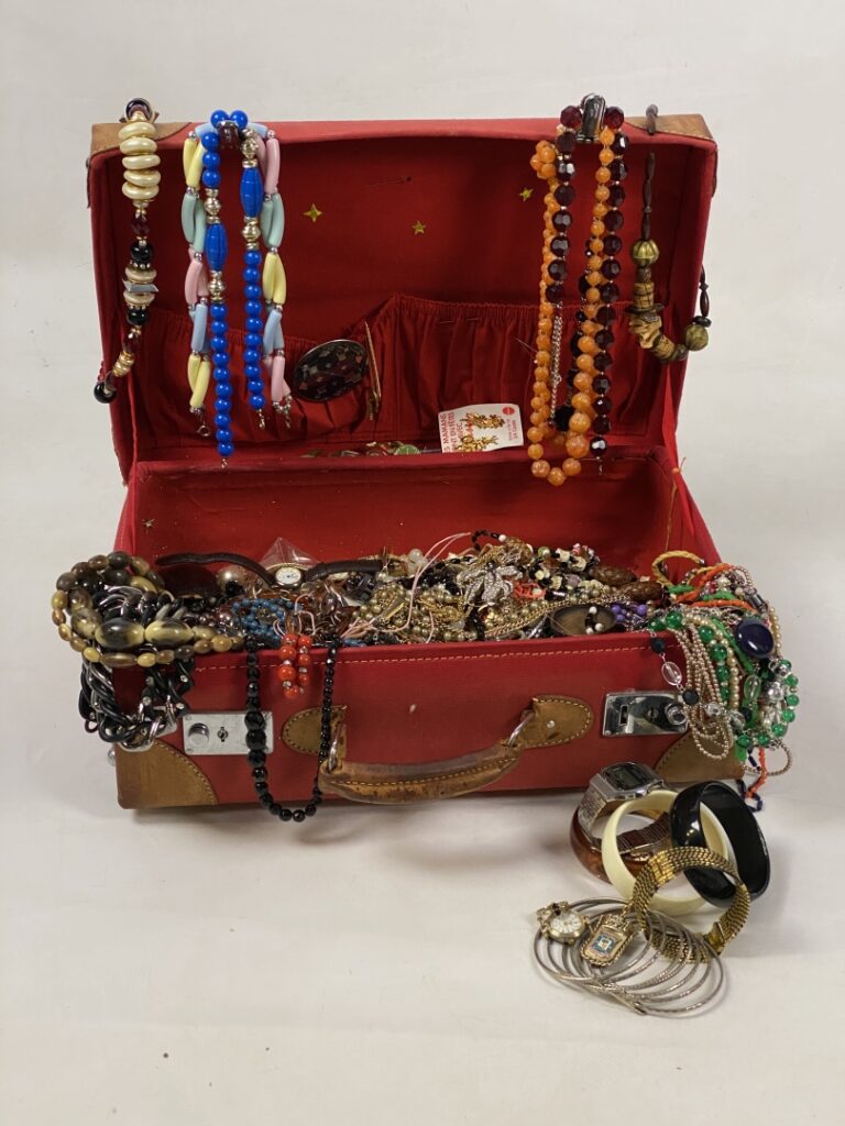 Fort lot de divers bijoux fantaisie en métal et composition dont colliers, brac…