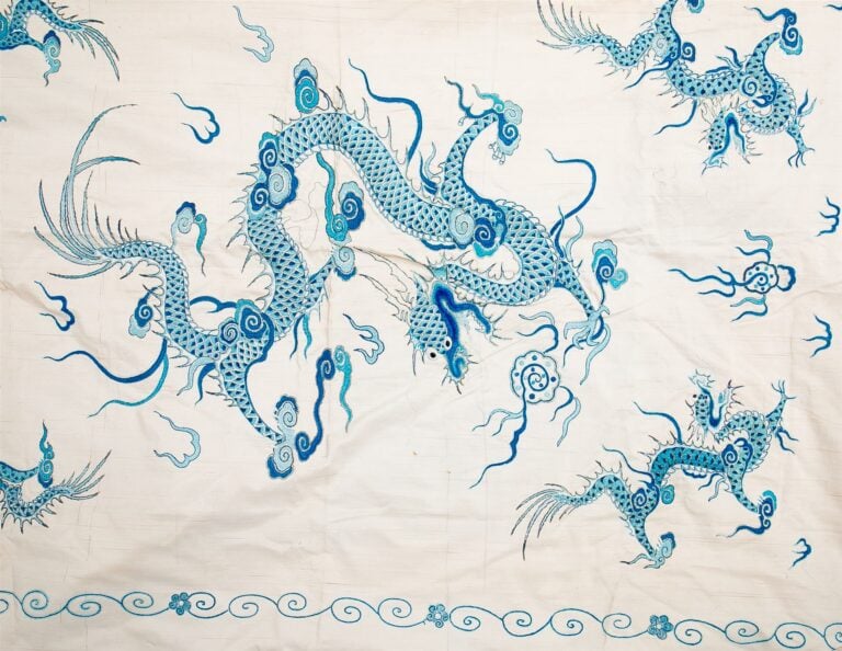 [/] FORT LOT DE TEXTILES, CERTAINS BRODES - Chine ou Vietnam / Indochine, XXe s…