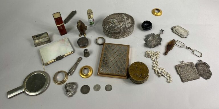 Fort lot d'objets de vitrine divers comprenant poudrier en métal doré, vaporisa…