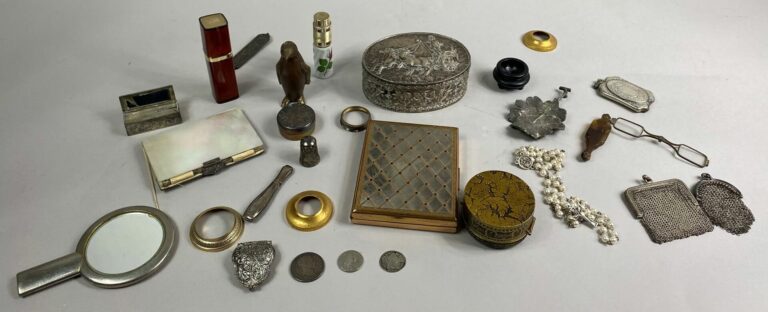 Fort lot d'objets de vitrine divers comprenant poudrier en métal doré, vaporisa…