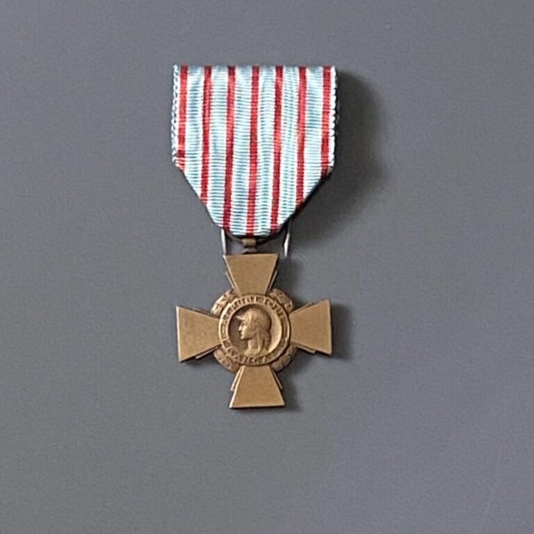 FRANCE - Lot de deux : - -une Croix de Guerre 1914-1918 en argent, poinçon tête…