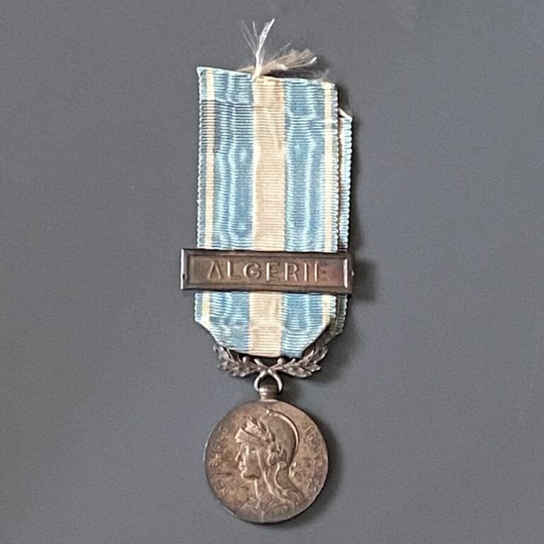FRANCE - Lot de quatre : - -une étoile de chevalier de la Légion d'honneur, III…