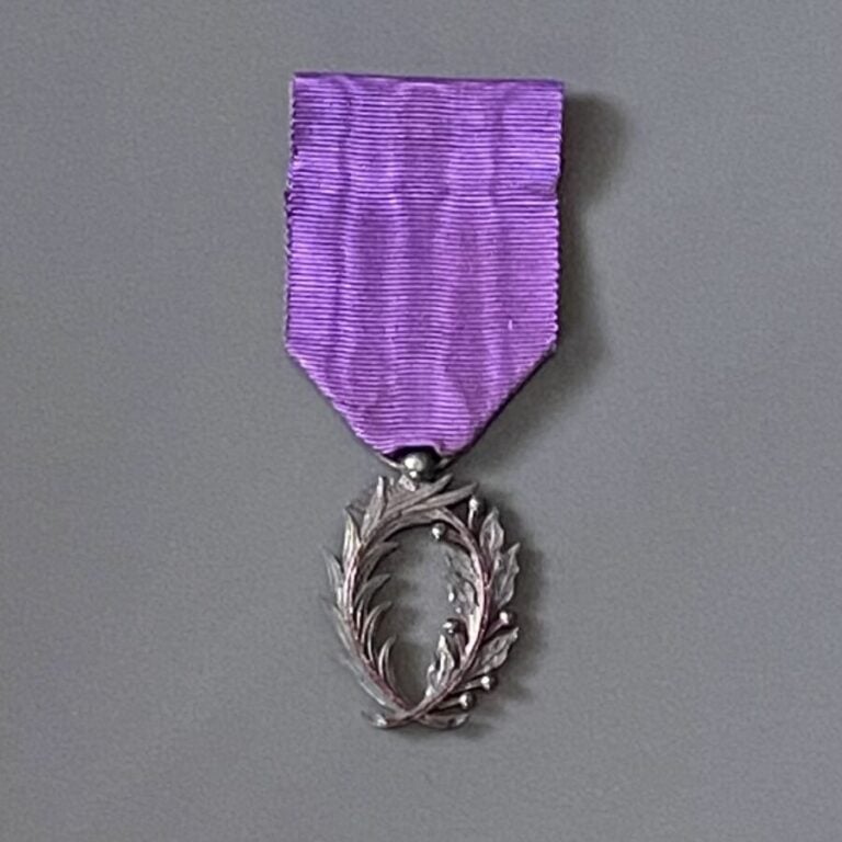 FRANCE - Lot de quatre : - -une étoile de chevalier de la Légion d'honneur, III…