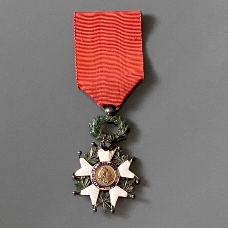 FRANCE - Lot de quatre : - -une étoile de chevalier de la Légion d'honneur, III…