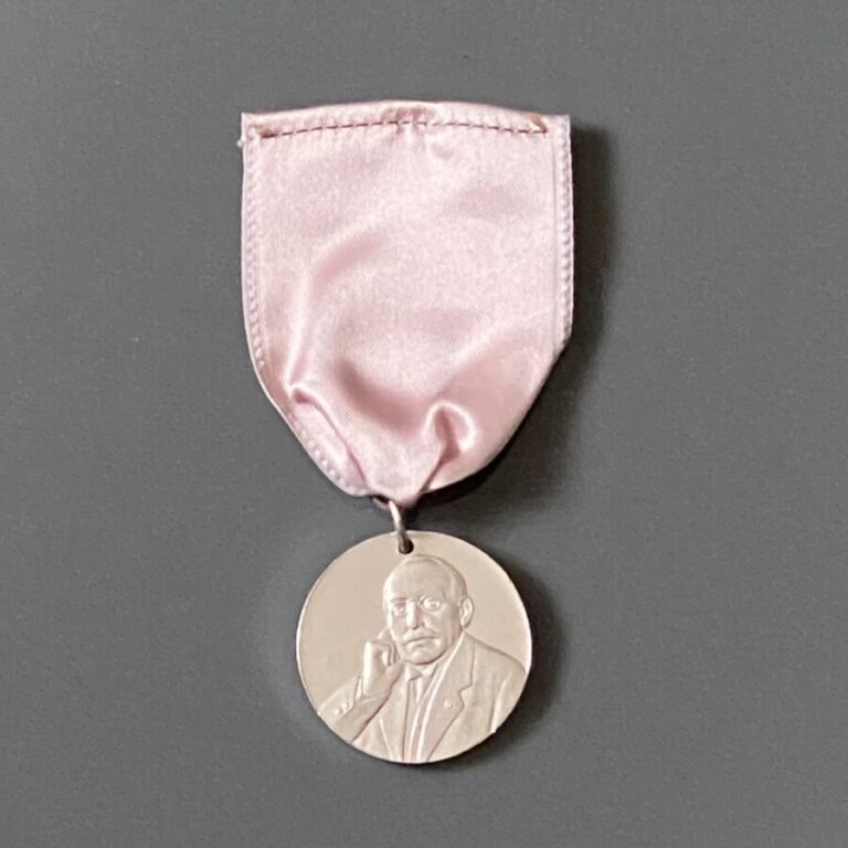 FRANCE - Médaille de Sainte-Hélène, réduction en bronze doré (18,5 mm), porté e…