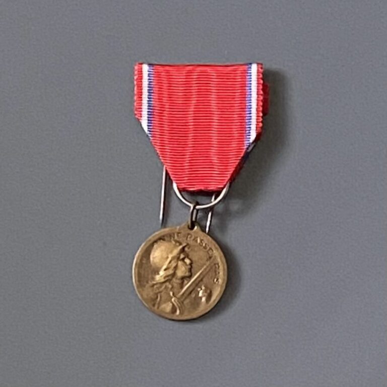 FRANCE - Médaille de Verdun en bronze, modèle Vernier, ruban. - TTB
