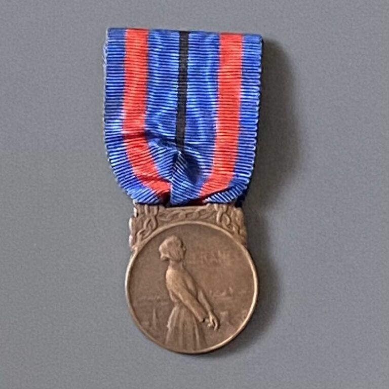 FRANCE - Médaille des Victimes de l'Invasion en bronze patiné, ruban. 30 mm TTB…