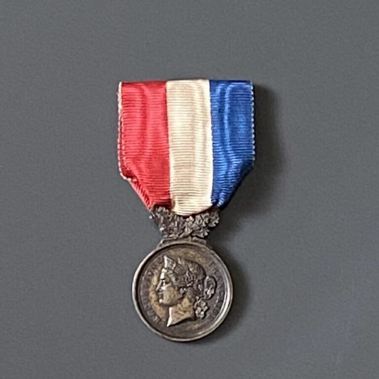 FRANCE - Médaille d'honneur pour acte de courage et de dévouement du ministère…
