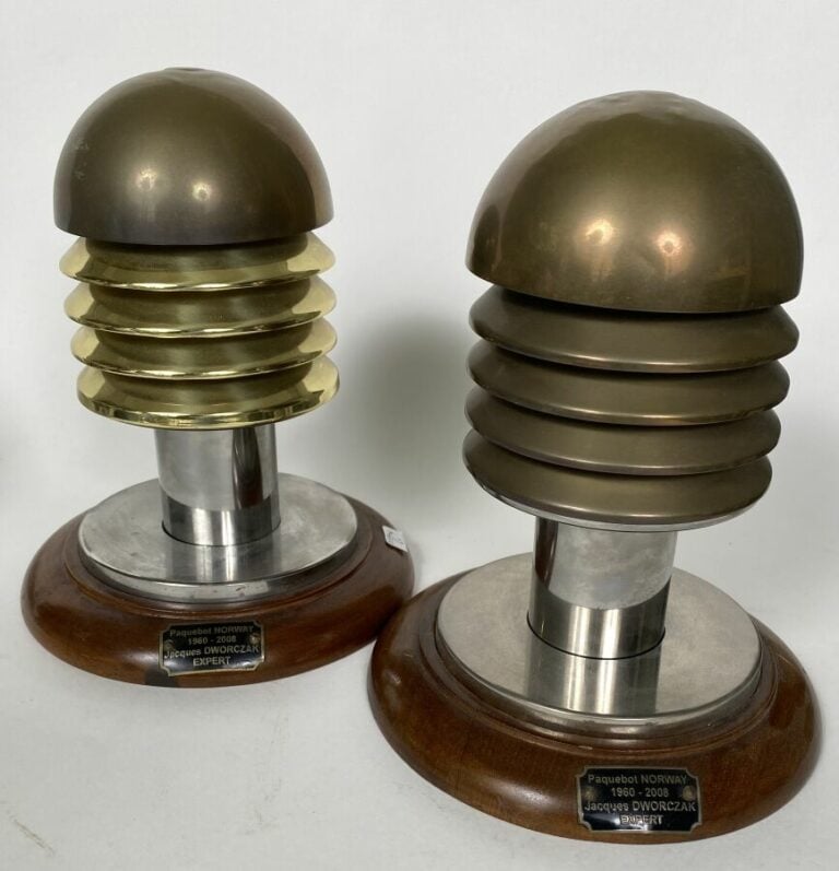 FRANCE/NORWAY - Paire de petites lampes de table du restaurant Windward sur le…