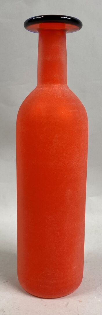 Franco MORETTI - Vase bouteille en verre de Murano coloré givré orange à col ap…