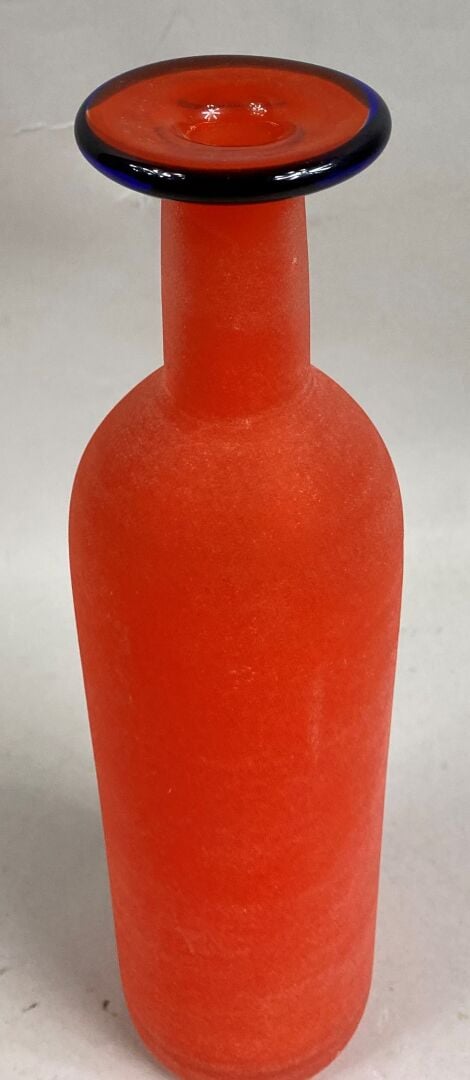 Franco MORETTI - Vase bouteille en verre de Murano coloré givré orange à col ap…