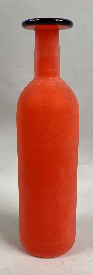 Franco MORETTI - Vase bouteille en verre de Murano coloré givré orange à col ap…