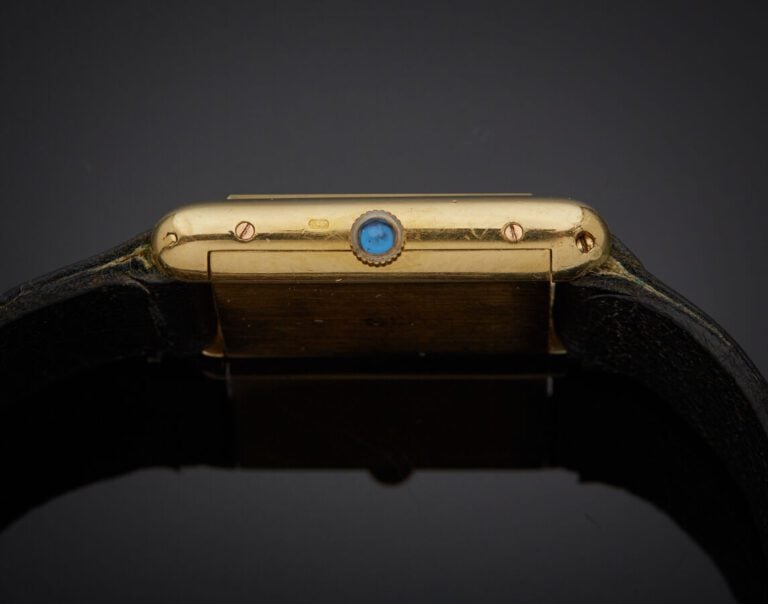FRED - BRACELET MONTRE rectangulaire de dame, en or jaune (750‰). Cadran émail…