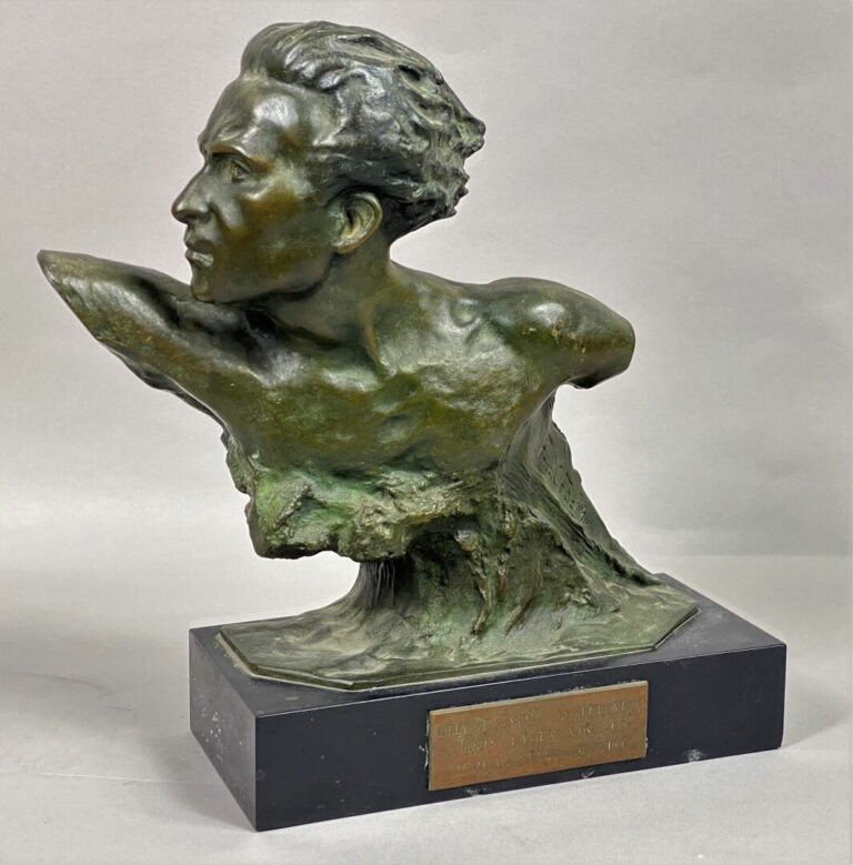 Fredéric C. FOCHT (1879-?) - Buste de Jean Mermoz - Epreuve en bronze patiné -…