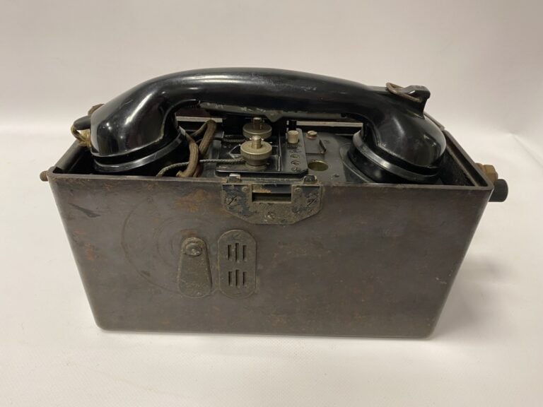 FRIEDRICH MERK TELEFONBAU MÜNCHEN. - Téléphone militaire, dans sa boite en méta…