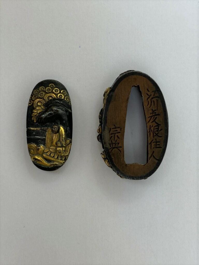 FUCHI KASHIRA EN FER REHAUSSE D'OR - Japon - Au décor de personnages dont un pê…