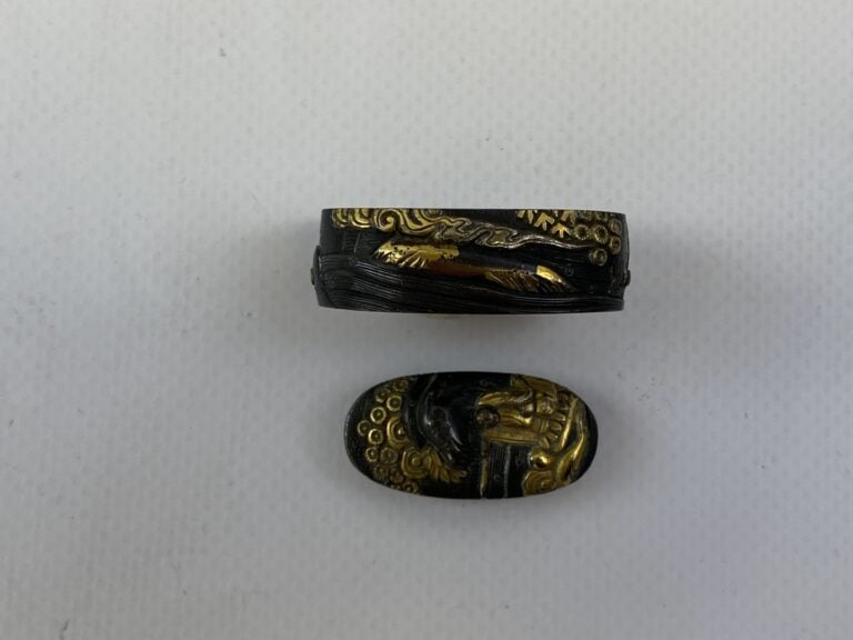FUCHI KASHIRA EN FER REHAUSSE D'OR - Japon - Au décor de personnages dont un pê…