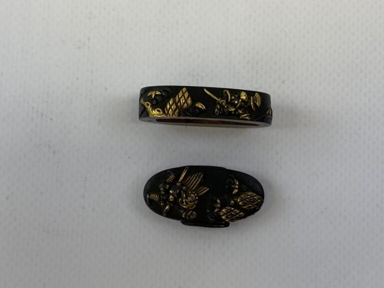 FUCHI KASHIRA REHAUSSE D'OR - Japon - Représentant des personnages dont un l'év…