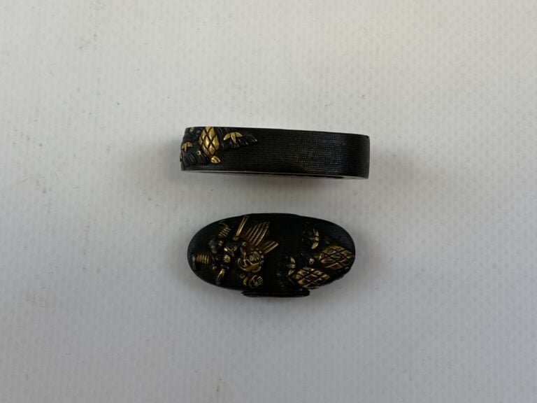 FUCHI KASHIRA REHAUSSE D'OR - Japon - Représentant des personnages dont un l'év…