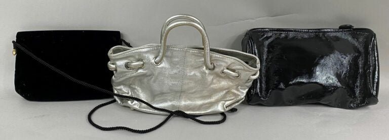 FURLA - Petit sac en cuir argenté, fermoir par bouton pression - Long. : 22 cm…