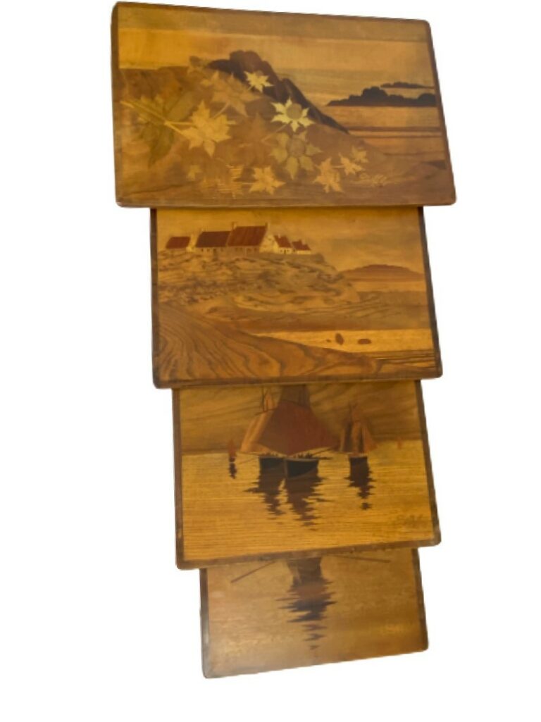 Gallé Emile - Série de quatre tables gigognes rectangulaire en bois sculpté à p…