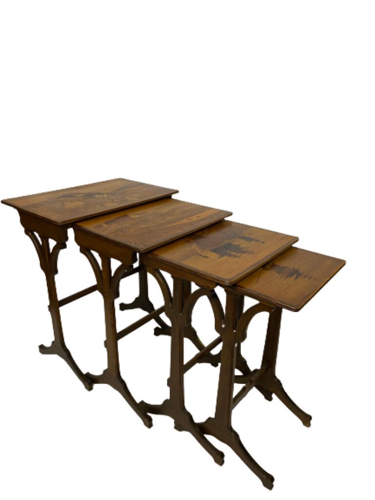Gallé Emile - Série de quatre tables gigognes rectangulaire en bois sculpté à p…