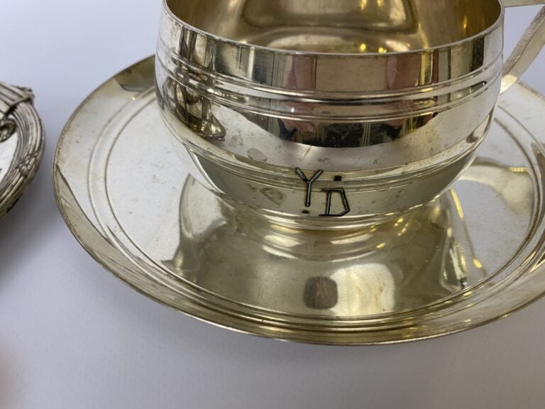 GALLIA (CHRISTOFLE). - Porte-tasse et sous-tasse en métal argenté, et intérieur…