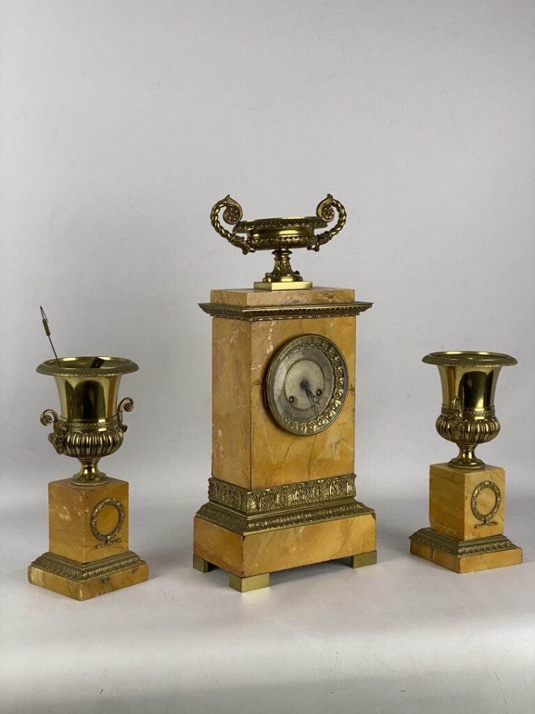 Garniture de cheminé en marbre jaune de Sienne, bronze et métal doré, composée…