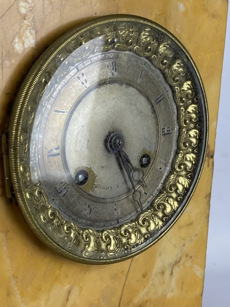 Garniture de cheminé en marbre jaune de Sienne, bronze et métal doré, composée…