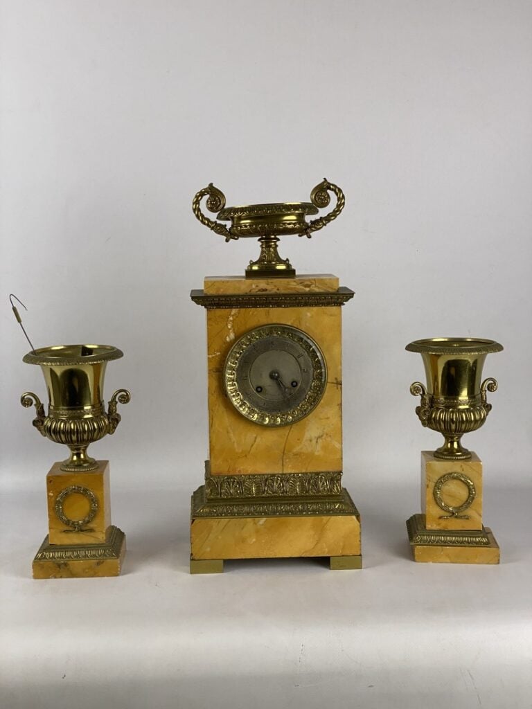Garniture de cheminé en marbre jaune de Sienne, bronze et métal doré, composée…