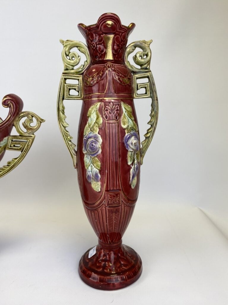 Garniture de cheminée en barbotine polychrome à décor néo Louis XVI de festons…