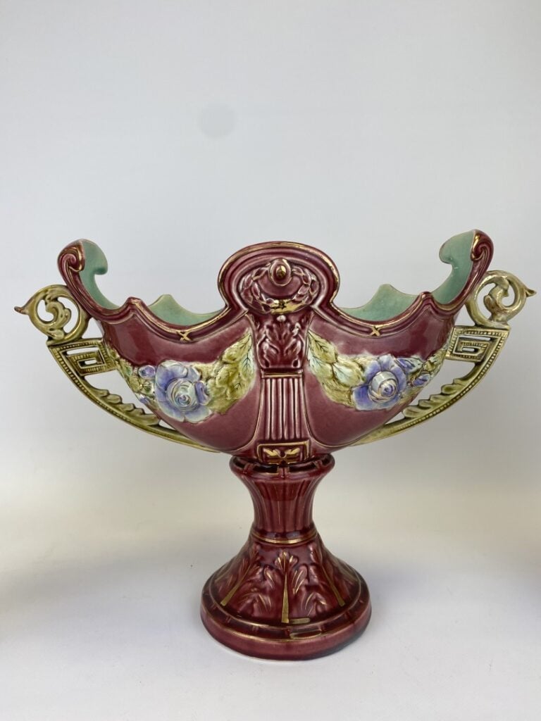 Garniture de cheminée en barbotine polychrome à décor néo Louis XVI de festons…