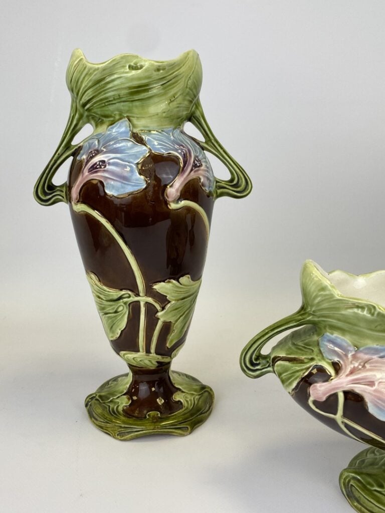 Garniture de cheminée en barbotine polychrome et filets or - Circa 1900 - H: 30…